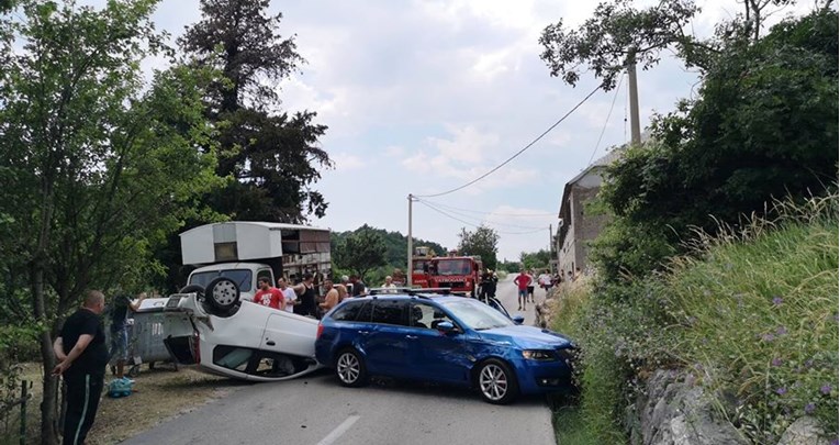 Nesreća kod Omiša: Jedan auto završio na krovu, drugi se zabio u suhozid