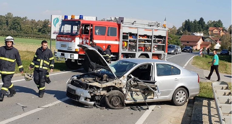 Sudar auta i traktora kod Požege, prevrnula se prikolica puna kukuruza