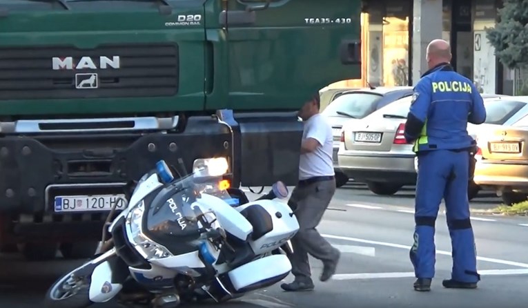 VIDEO U Bjelovaru kamion skoro zdrobio policajca na motoru