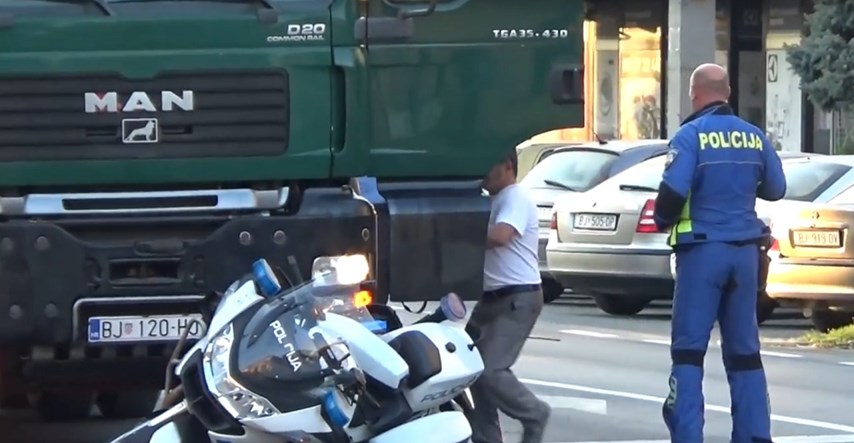 VIDEO U Bjelovaru kamion skoro zdrobio policajca na motoru
