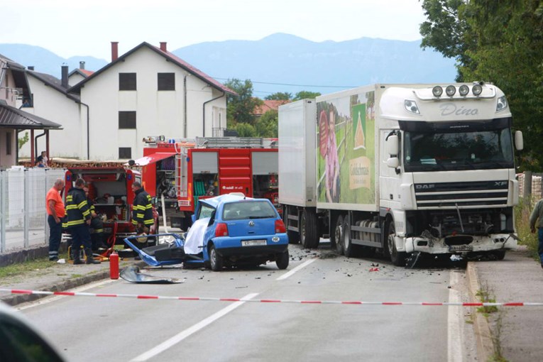 Strašna nesreća na ulazu u Gospić, žena poginula u frontalnom sudaru kamiona i auta