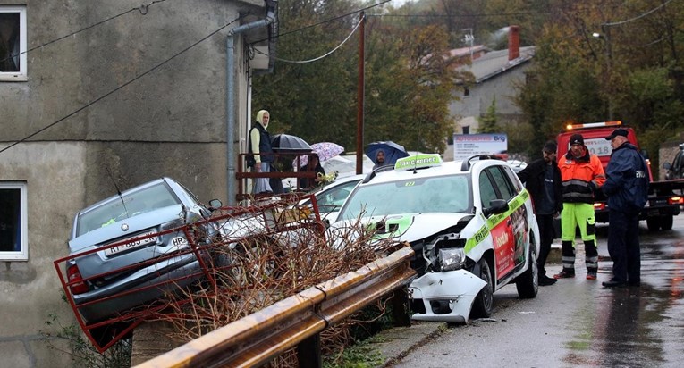 Nesreća u Rijeci: Cammeov taksi udario u auto koji je potom završio na ogradi