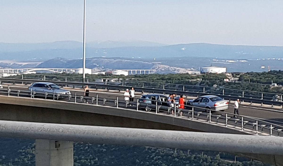 Frontalni sudar dva auta na vijaduktu iznad Bakra, ozlijeđena jedna osoba