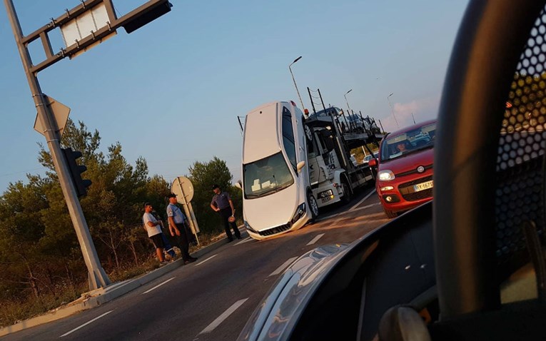 FOTO Bizarna nesreća kod Vodica, auto sletio s kamiona