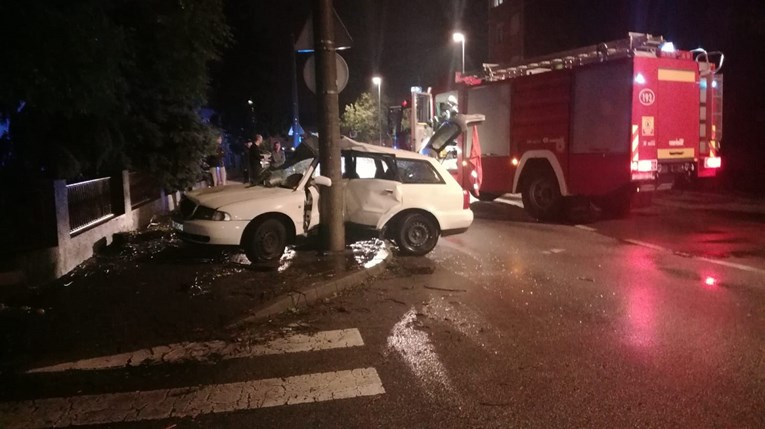 Nesreća u Zagrebu: Mladi Albanac teško ozlijeđen, Audi se omotao oko stupa