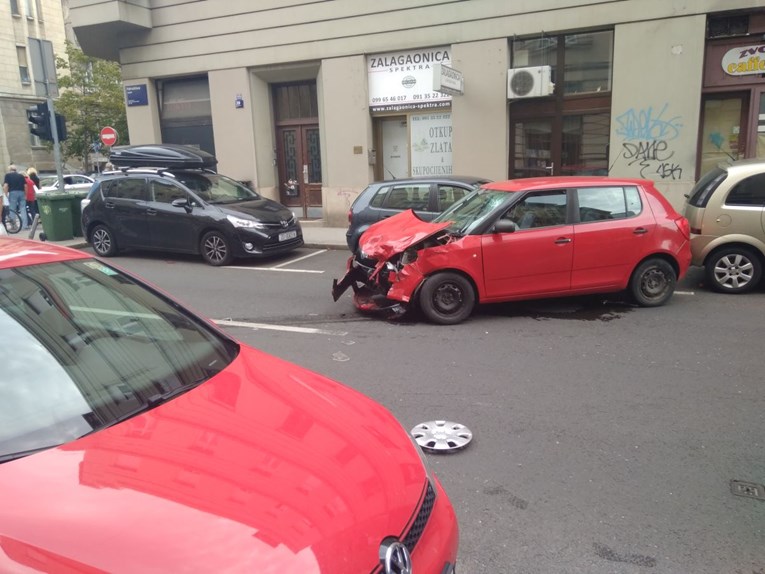 Nesreća u centru Zagreba, sudarili se auto i motor. Motorist je u bolnici