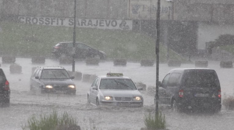 POGLEDAJTE SNIMKE Kaos u Sarajevu nakon oluje, ceste se pretvorile u jezera