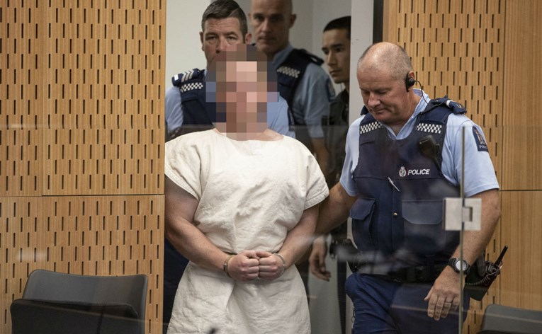 Terorist iz Christchurcha izašao pred sud, muškarac ga htio napasti nožem