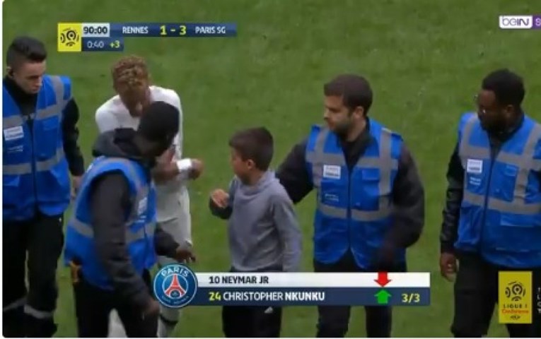 Dječak utrčao na travnjak da bi zagrlio idola, a reakcija Neymara oduševila sve