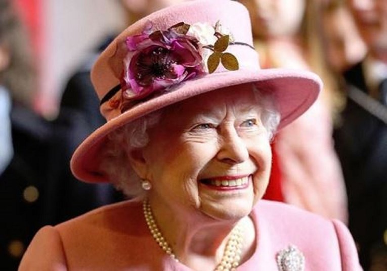 Internetom kruži fotografija britanske kraljice iz Drugog svjetskog rata