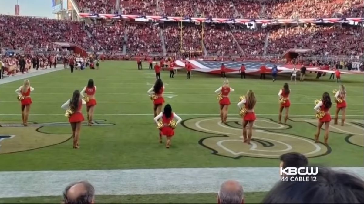 Nakon brojnih igrača, sada je i NFL navijačica kleknula tijekom američke himne