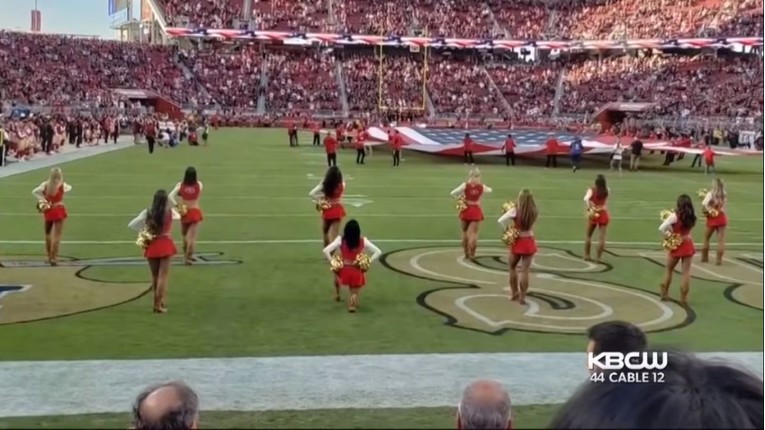 Nakon brojnih igrača, sada je i NFL navijačica kleknula tijekom američke himne