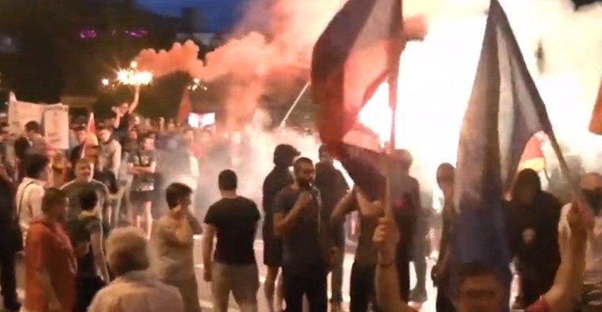 Policija u Skoplju suzavcem i šok granatama rastjerala prosvjednike protiv novog imena Makedonije