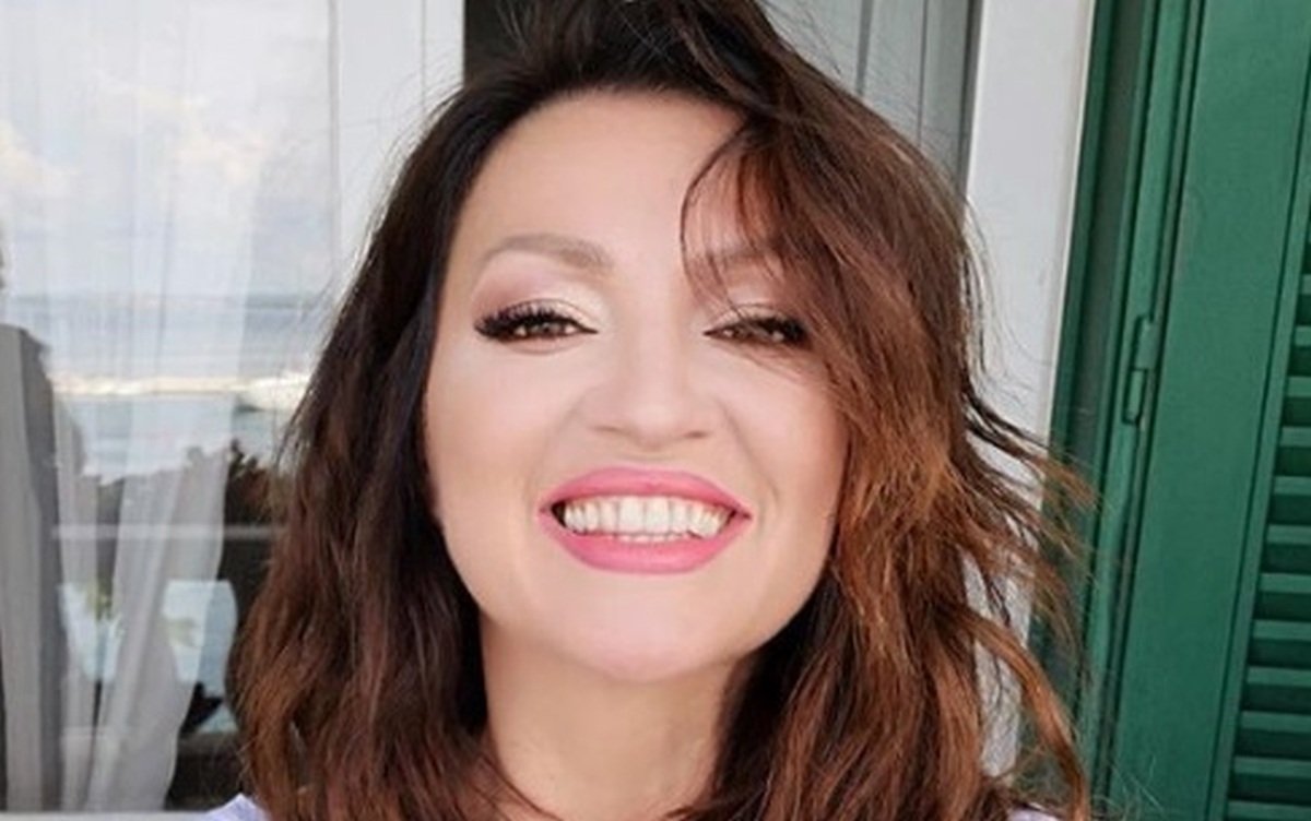 Nina Badrić objavila selfie, ali pažnju ukrao odraz osobe u staklu