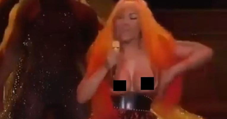 Nicki Minaj izletjele grudi iz dekoltirane haljinice