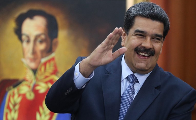 Maduro započeo drugi mandat, krenula pobuna. Uključio se i SAD