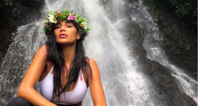 Poznata pjevačica objavila bajkovite fotke na kojima vježba jogu u dnu vodopada