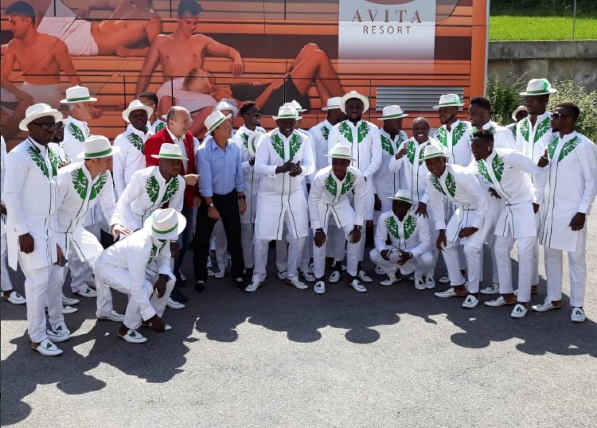 "To smo mi, ovo je naš stil": Nigerijci u Rusiju nisu otputovali u odijelima