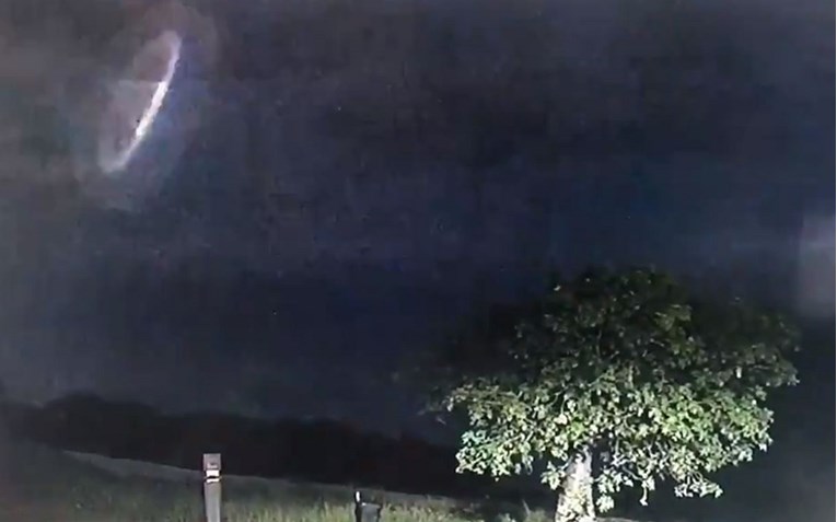 Policija objavila snimku čudnog svjetla tijekom oluje: "Izgleda da nismo sami"