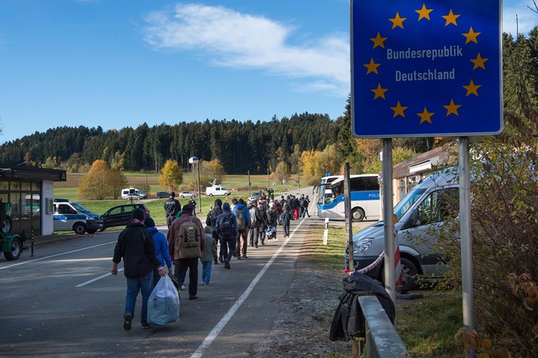 Austrija BiH šalje šatore za migrante, žele spriječiti migrantski val na svojim granicama