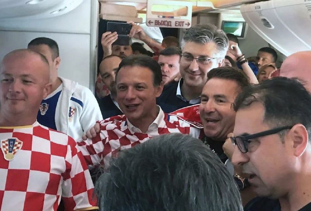 Šatoraški pop nudi nagradu onome tko mu nađe posebnu fotku Plenkija i Njonje
