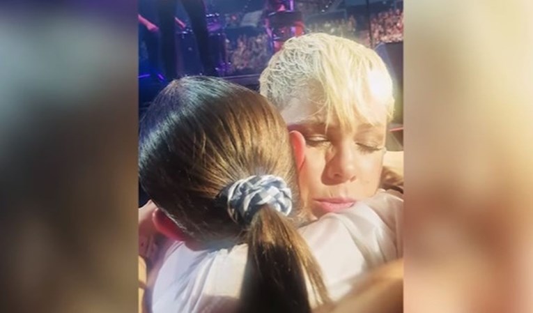 Pink prekinula koncert da utješi curu u publici kojoj je preminula mama