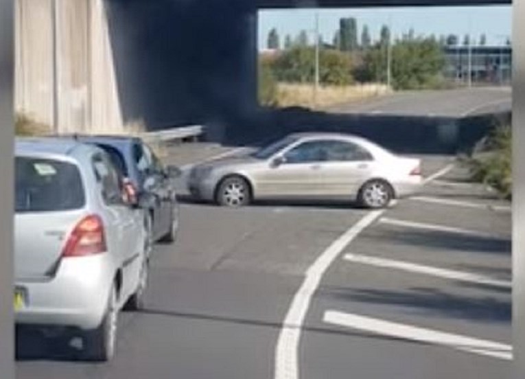 VIDEO Vozač poludio zbog onog što je napravio frajer u Mercedesu: "Idiot!"