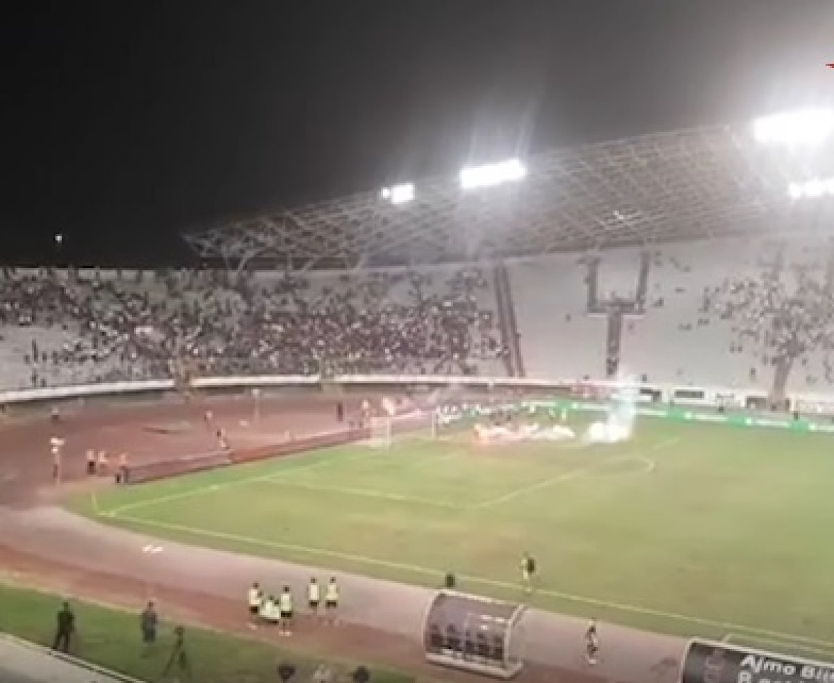 VIDEO Torcida gađala igrače Hajduka bakljama nakon utakmice