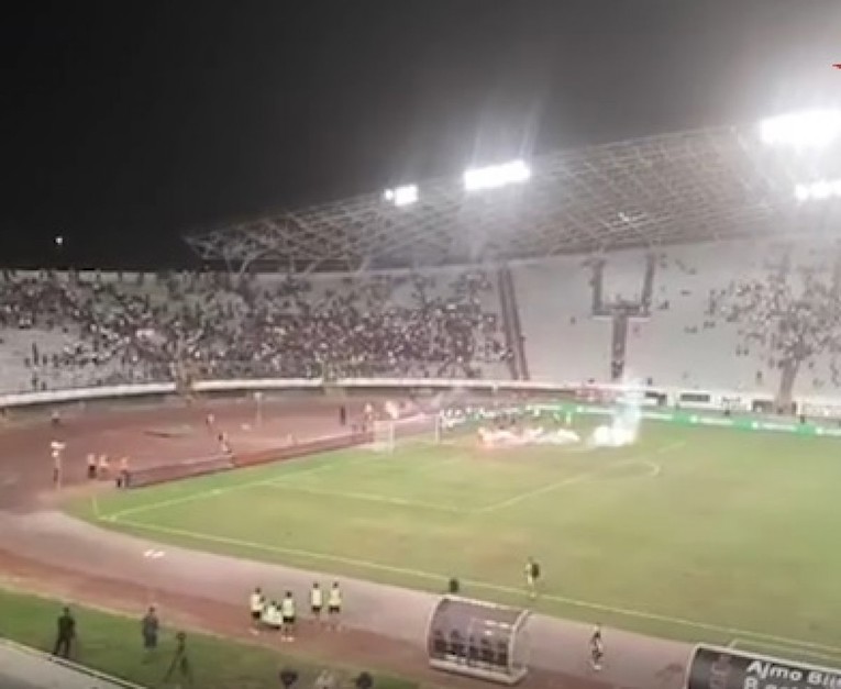 VIDEO Torcida gađala igrače Hajduka bakljama nakon utakmice