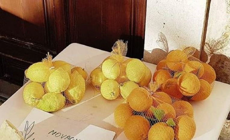 Fotka prodaje voća iz Dalmacije postala hit na Fejsu zbog natpisa na njoj