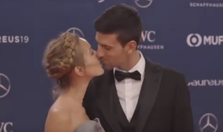 VIDEO Svi se smijali: Nakon poljupca sa suprugom Đoković brisao usta