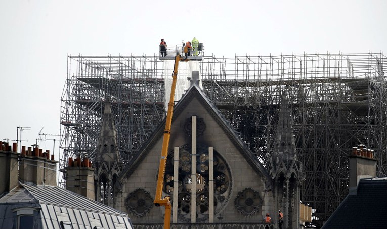 Počelo postavljanje improviziranog krova na Notre-Dameu