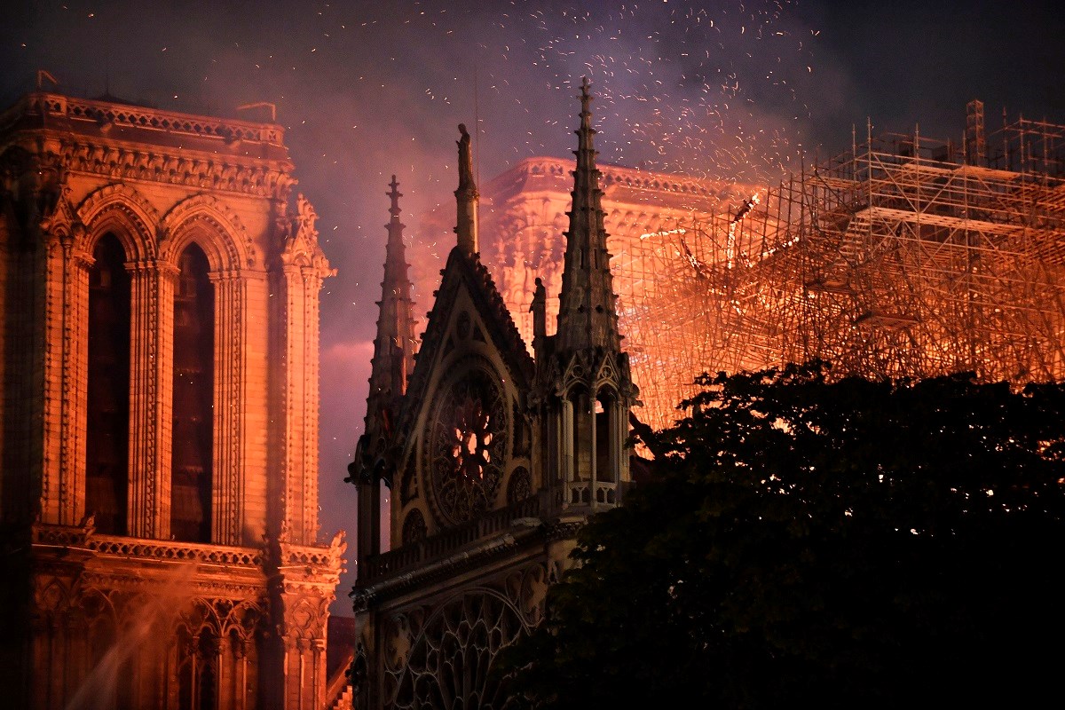 Pogledajte kako Notre-Dame izgleda iz zraka, sve je u plamenu