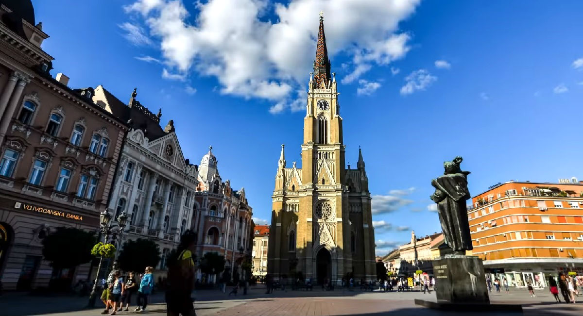 Pijani mladići u Novom Sadu prebili nekoliko ljudi i psovali im "majku albansku"