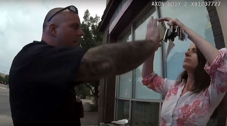 VIDEO Američki policajci napali novinarku jer ih je snimala
