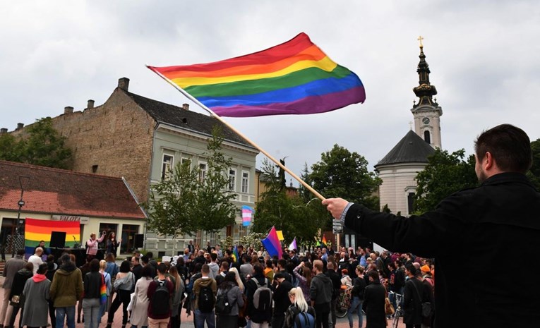 FOTO U Novom Sadu održana prva Parada ponosa, dočekali je bijesni učenici