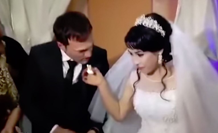 Šokantna snimka razbjesnila ljude: Opalio šamar mladenki na vjenčanju