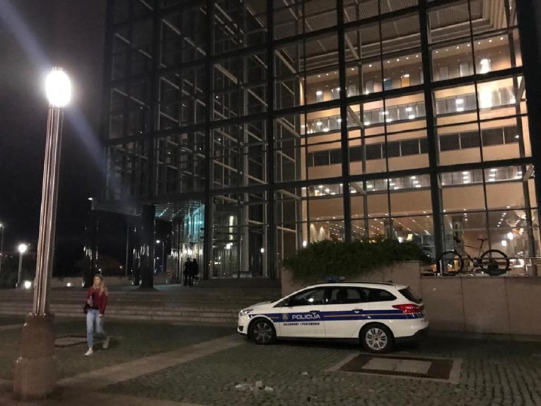 Maskirani napadači upali u Nacionalnu i sveučilišnu knjižnicu, dvoje ozlijeđenih