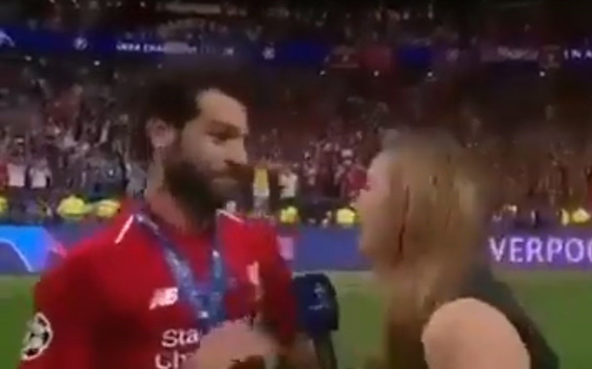 Salah mislio da ga novinarka pokušava poljubiti, njegova reakcija postala hit