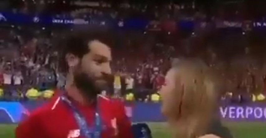 Salah mislio da ga novinarka pokušava poljubiti, njegova reakcija postala hit