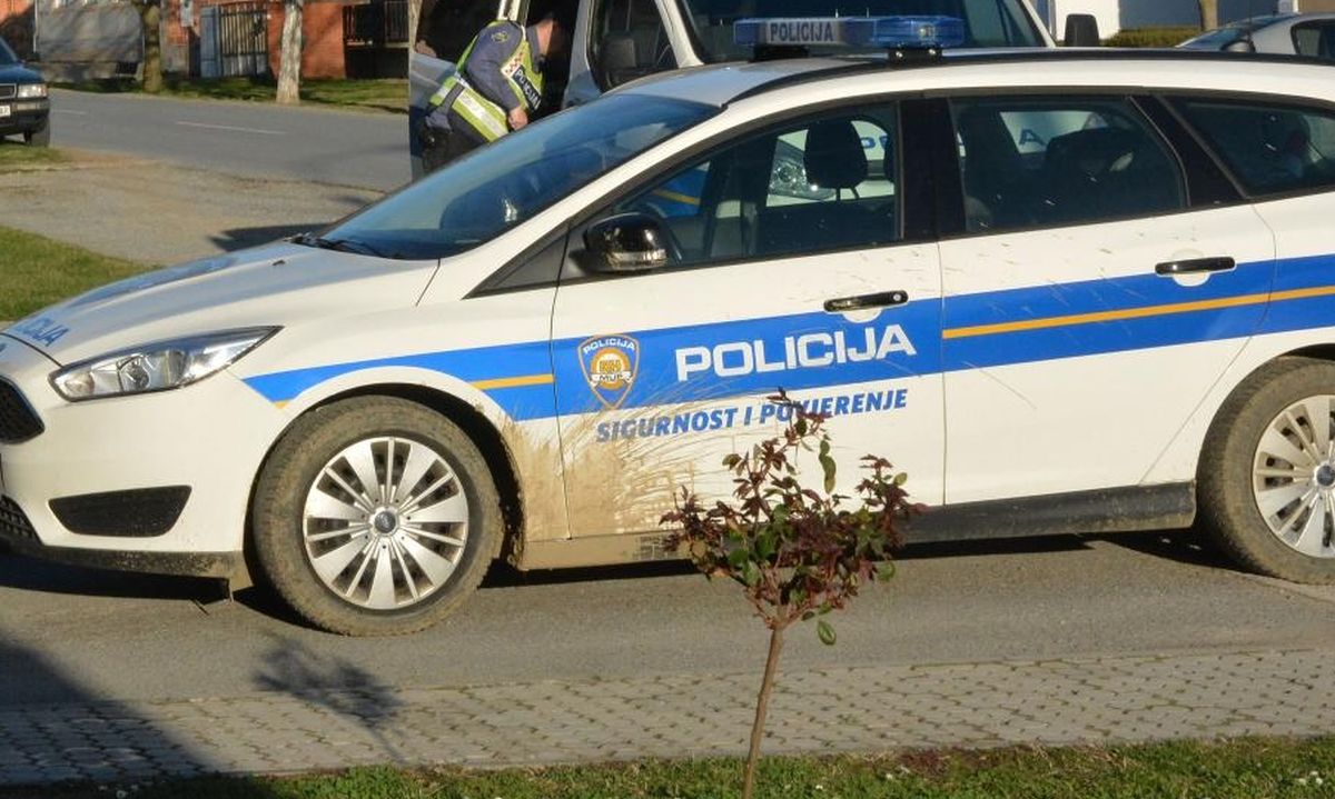 U Kaštelima naoružan satarom opljačkao dućan