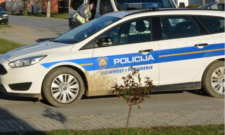 U Kaštelima naoružan satarom opljačkao dućan