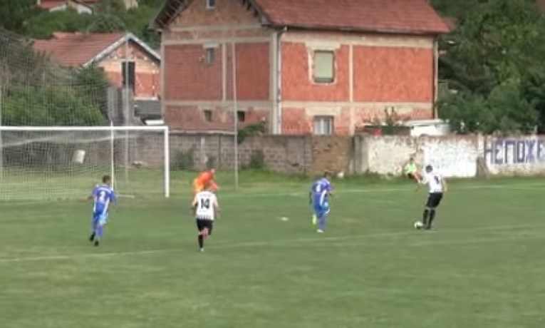 U Srbiji se nogometaši sklanjali s terena kako bi utakmica završila iz 2 u 1