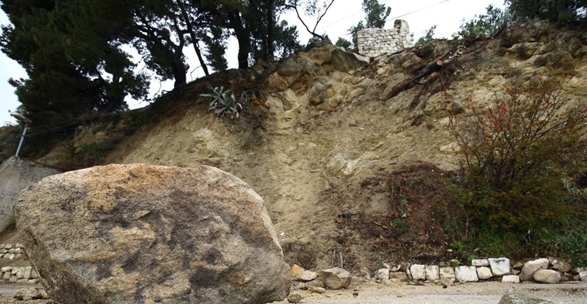 Ogromna kamena gromada pala na šetnicu u Splitu, pogledajte slike