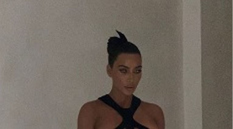 Kim Kardashian u haljini koja otkriva grudi, bradavice prekrivale samo trake