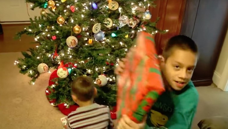 Dječak nije bio zadovoljan božićnim poklonima pa je pozvao policiju