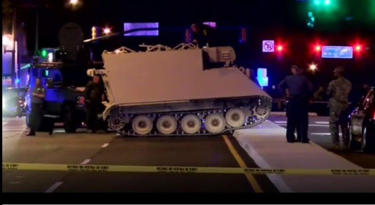 Amerikanac ukrao oklopno vozilo pa bježao policiji, pogledajte snimku