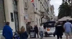 VIDEO Oldtimerom u Splitu turiste vozio kroz pješačku ulicu