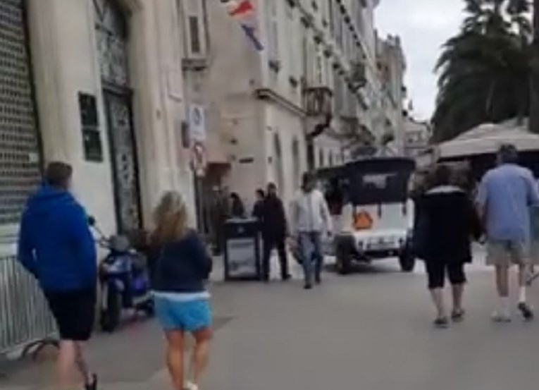 VIDEO Oldtimerom u Splitu turiste vozio kroz pješačku ulicu