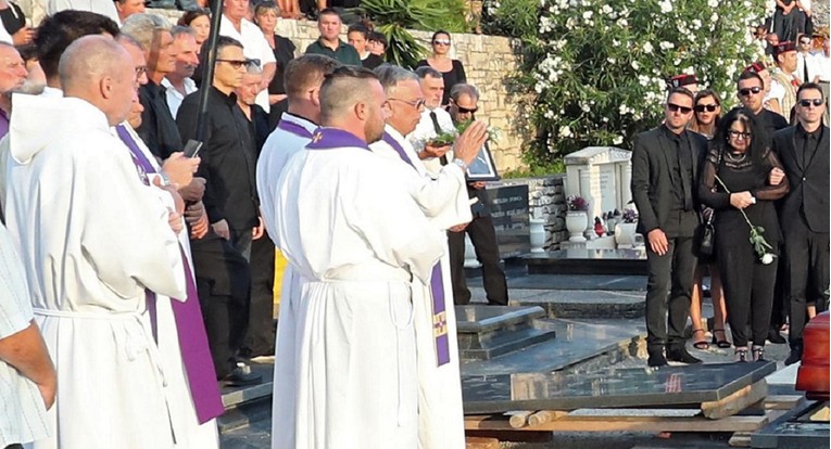 Svećenik na Oliverovom sprovodu okinuo par fotki